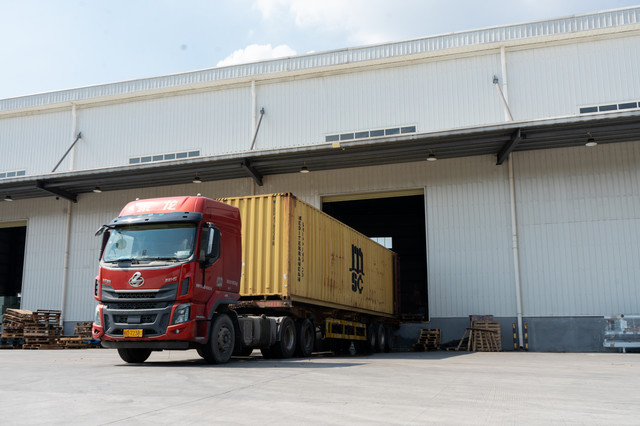 Camión Chenglong con contenedor MSC